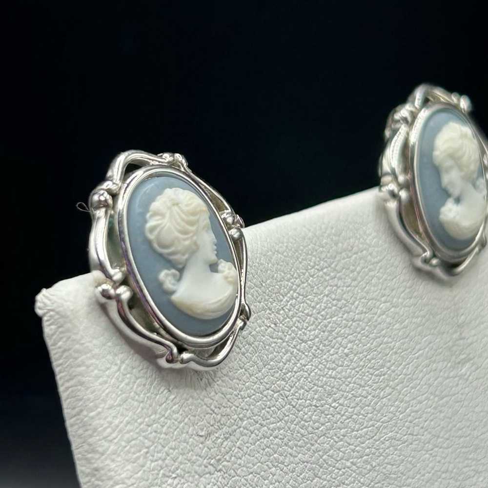 Trifari Vintage Blue & White Cameo Clip On Earrin… - image 3