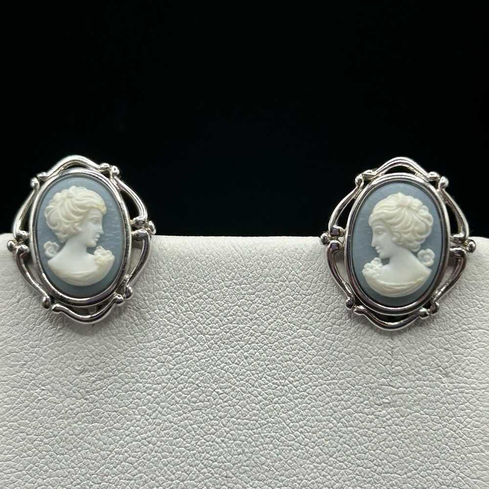 Trifari Vintage Blue & White Cameo Clip On Earrin… - image 4