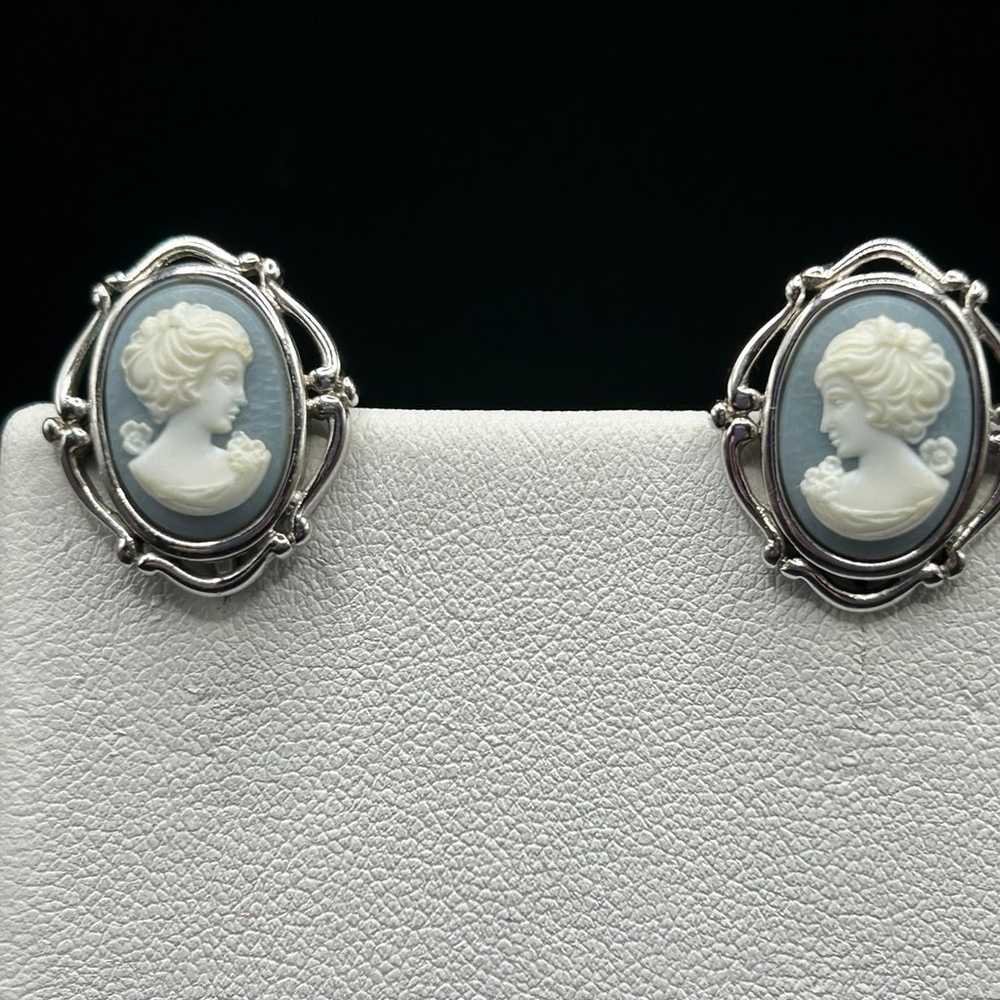 Trifari Vintage Blue & White Cameo Clip On Earrin… - image 5