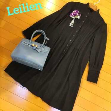 A black long-sleeved pleated dress and a light blu