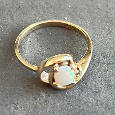 Vintage 14k yellow gold opal ring - image 1