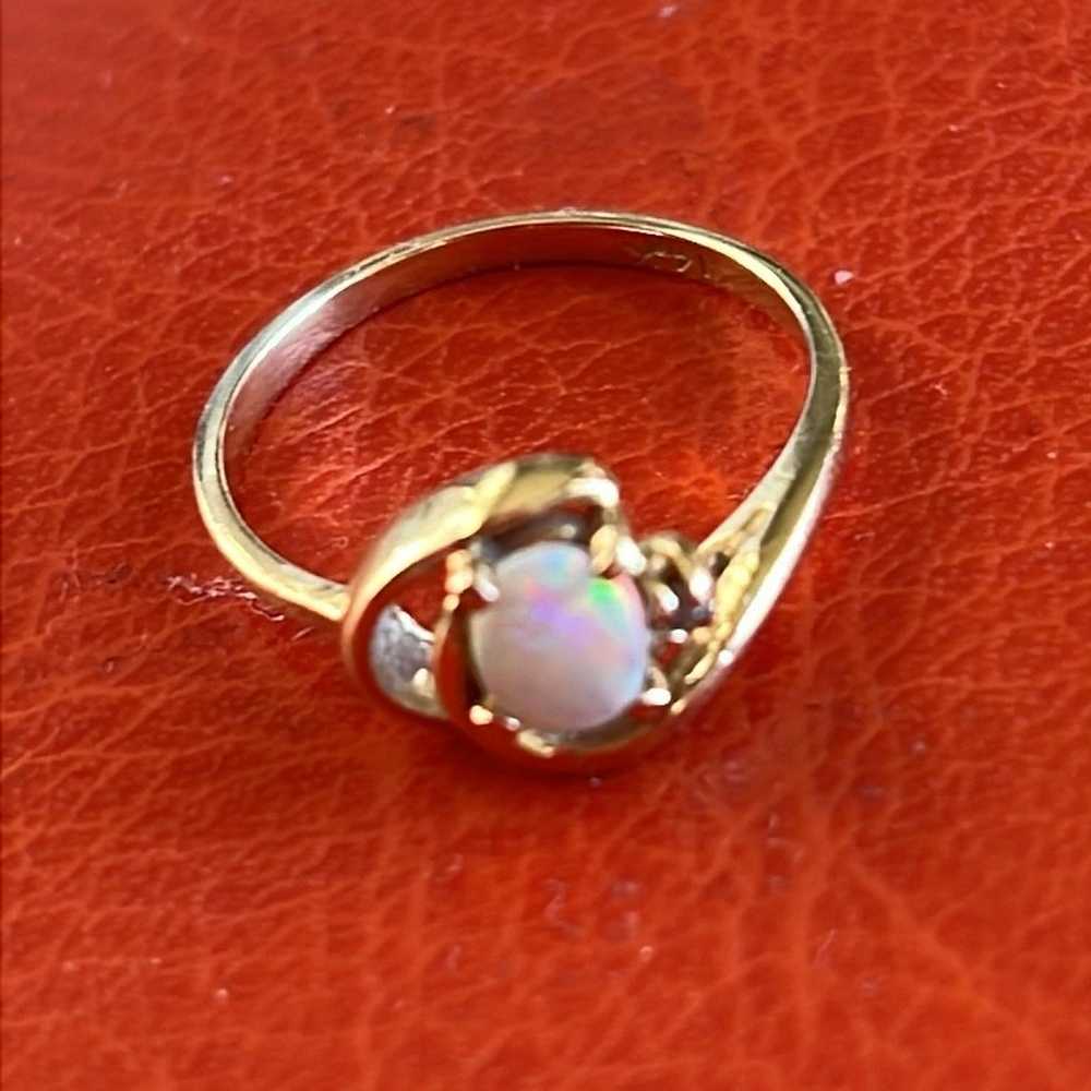 Vintage 14k yellow gold opal ring - image 3