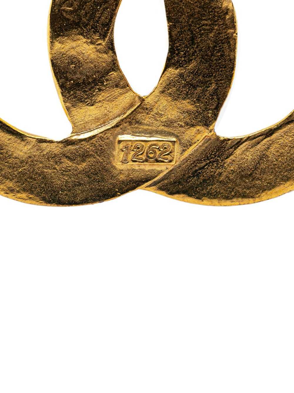 CHANEL Pre-Owned 1980-1990 Gold Plated CC Brooch … - image 3