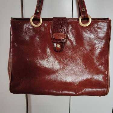 Italian-made genuine leather tote bag.