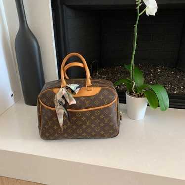 Auth. Louis Vuitton Deauville