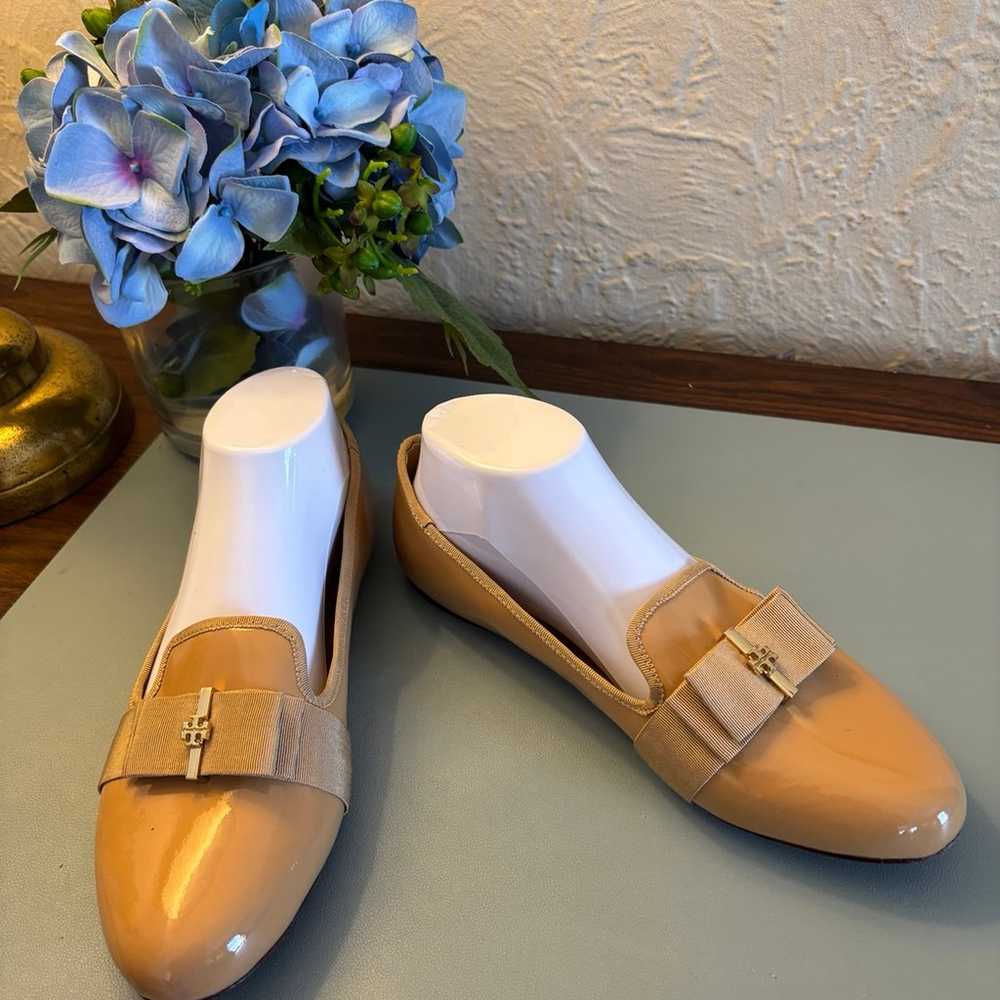 Tory Burch patent leather tan loafers woman’s 8.5 - image 2