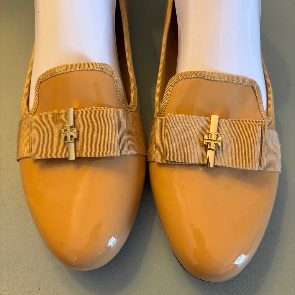 Tory Burch patent leather tan loafers woman’s 8.5 - image 3