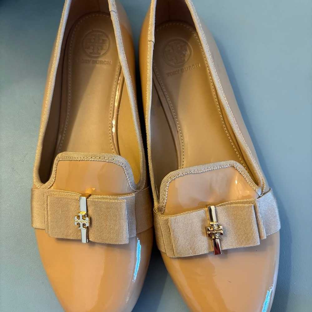 Tory Burch patent leather tan loafers woman’s 8.5 - image 7