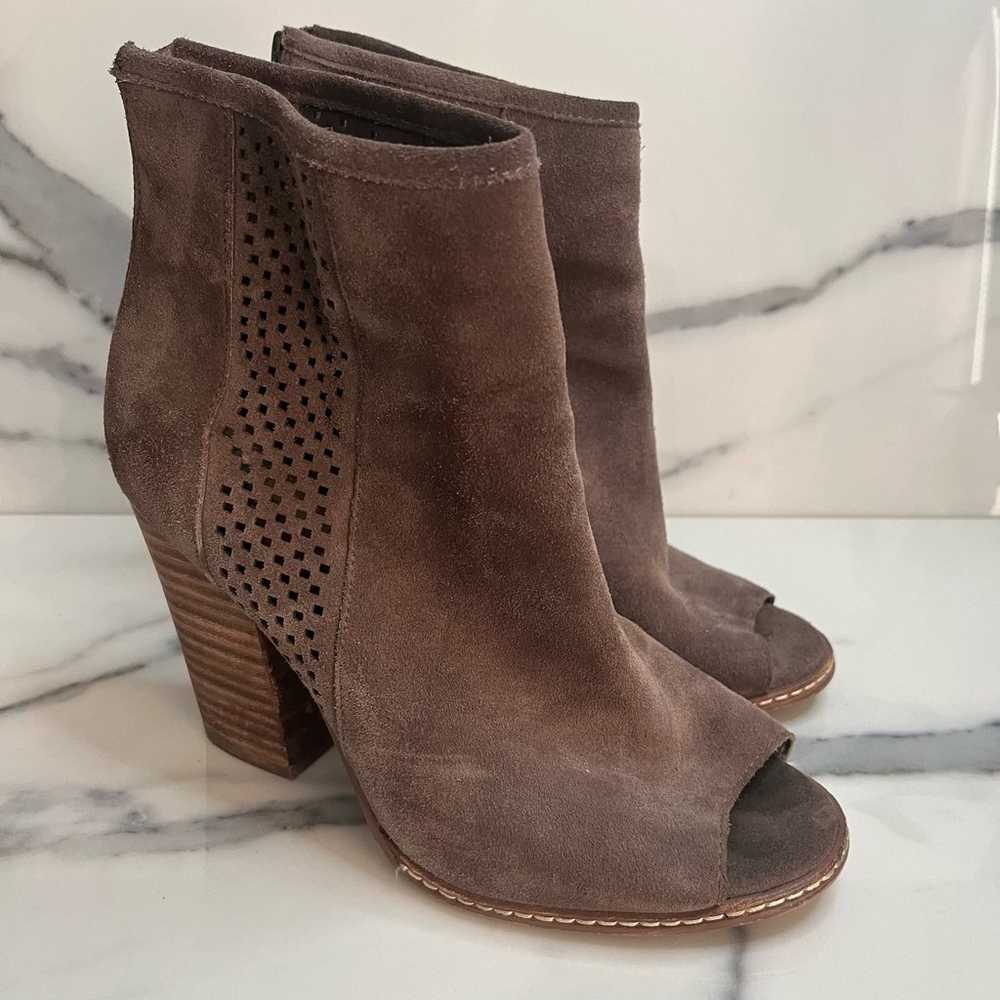 Gianni Bini | Women's Brown Leather Laser Cut Pee… - image 1