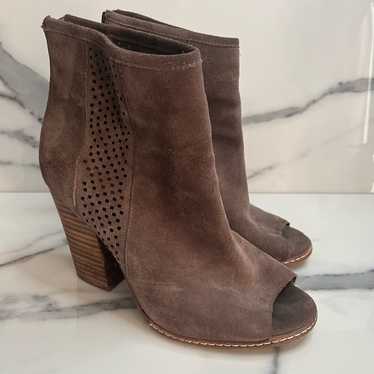 Gianni Bini | Women's Brown Leather Laser Cut Pee… - image 1