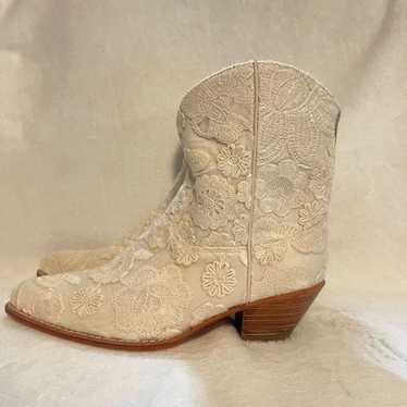 MOMO NEW YORK SHORT CREAM ACE EMBROIDERED BOOTS NA