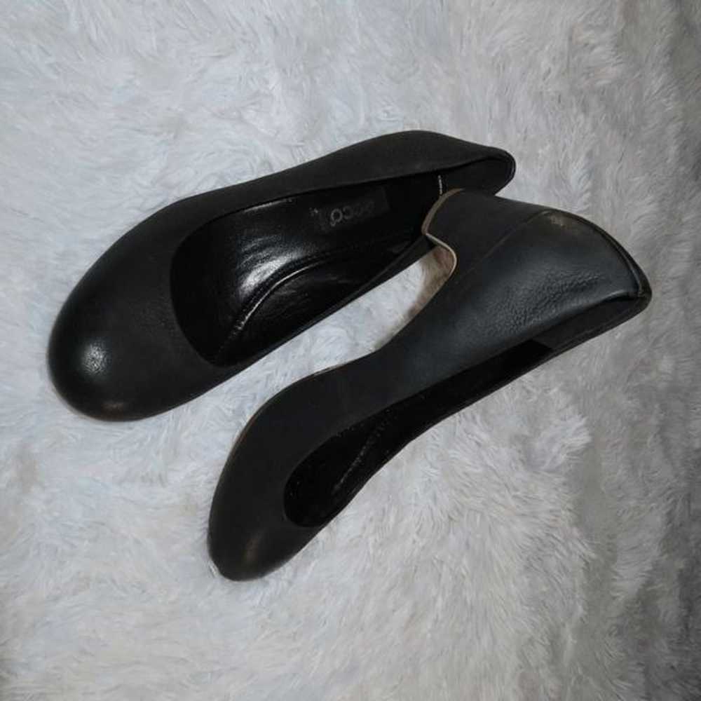 ECCO Women's Black Leather Round Toes Pump Heels … - image 7