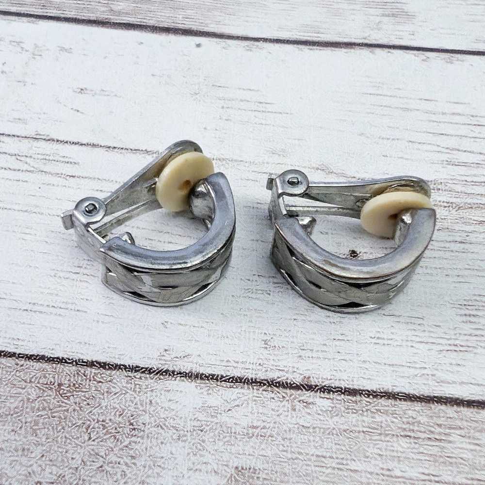 Vintage Clip On Earrings Unusual Silver Tone Half… - image 5