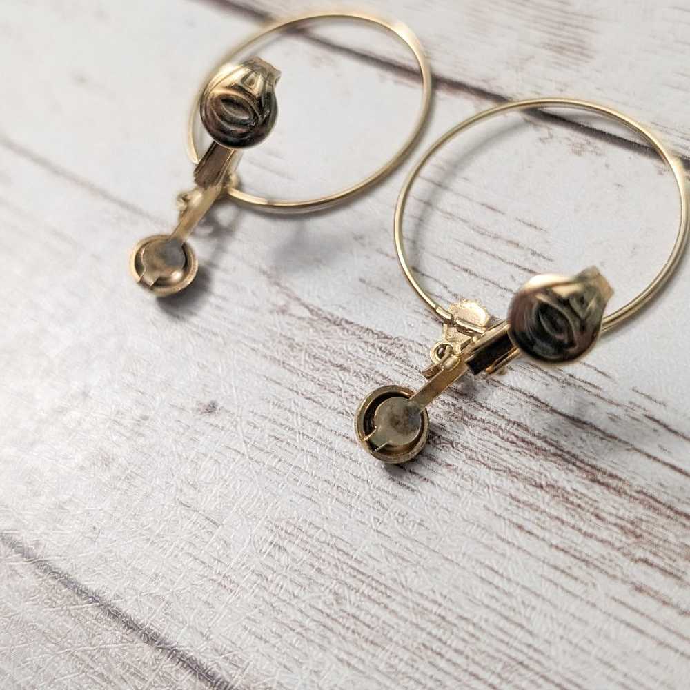 Vintage Clip On Earrings Gold Tone Circle Dangle - image 4