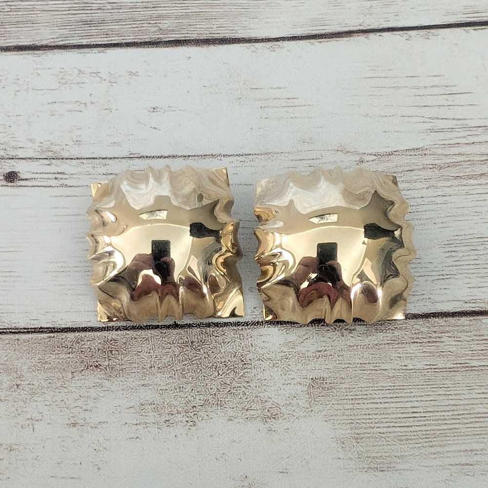 Vintage Clip On Earrings Large Gold Tone 3D State… - image 4