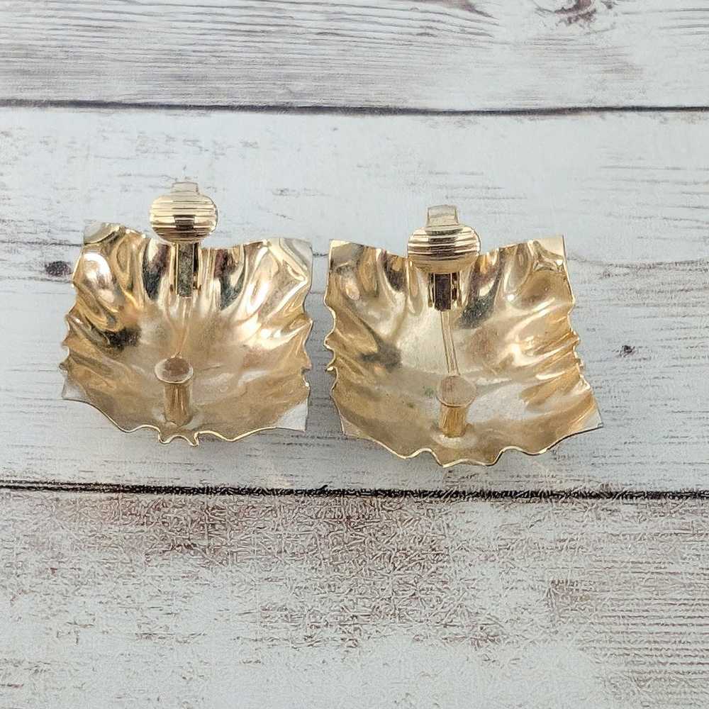 Vintage Clip On Earrings Large Gold Tone 3D State… - image 6