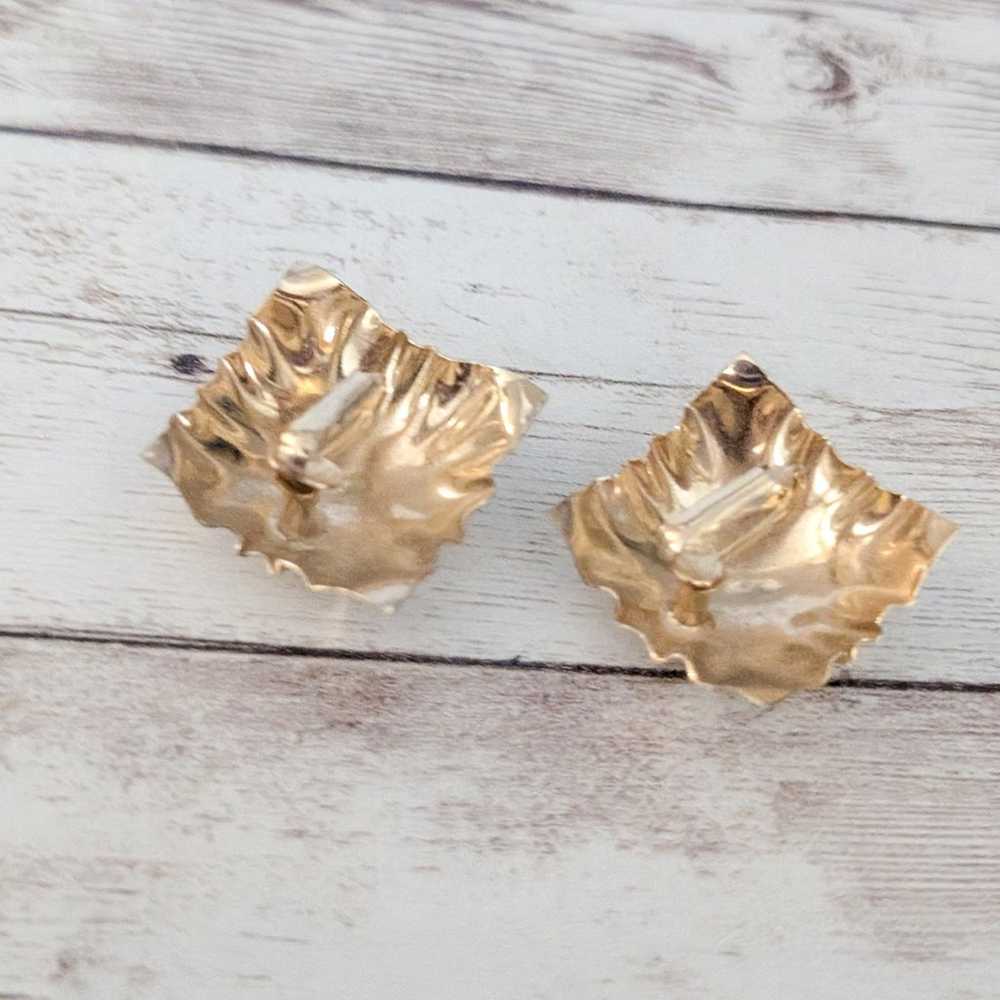 Vintage Clip On Earrings Large Gold Tone 3D State… - image 7