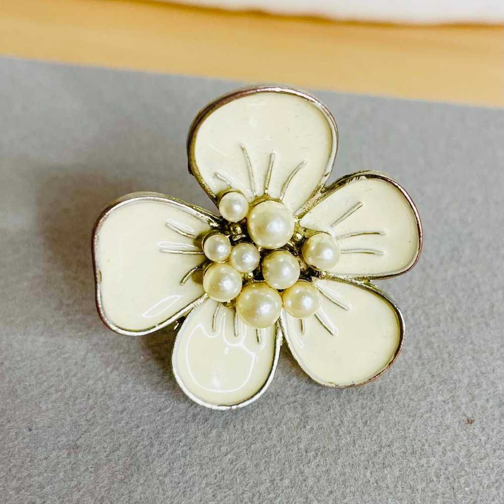 Vintage Enamel Creamy Off White Faux Pearl Center… - image 3