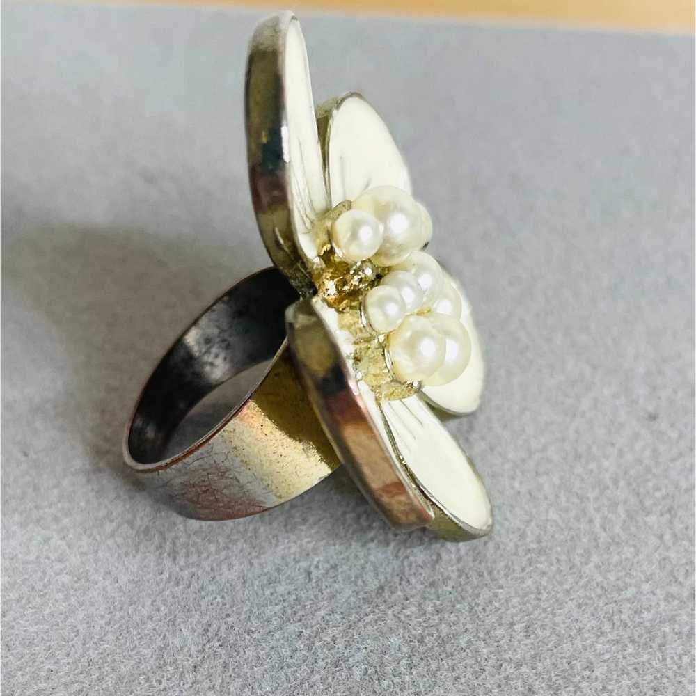 Vintage Enamel Creamy Off White Faux Pearl Center… - image 6