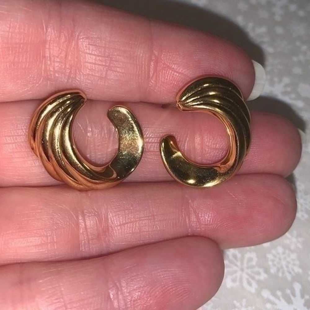 Vintage Crown Trifari Gold Pierced Hoop Earrings - image 4