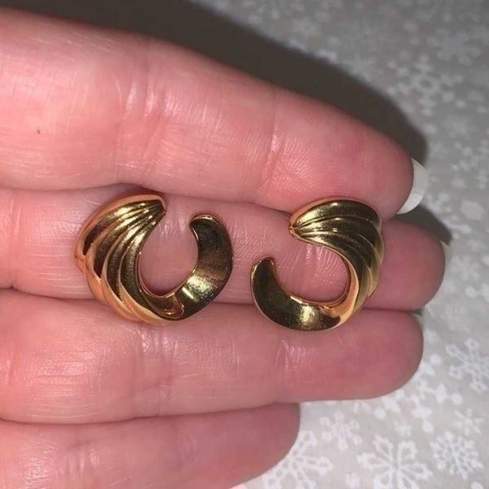 Vintage Crown Trifari Gold Pierced Hoop Earrings - image 6