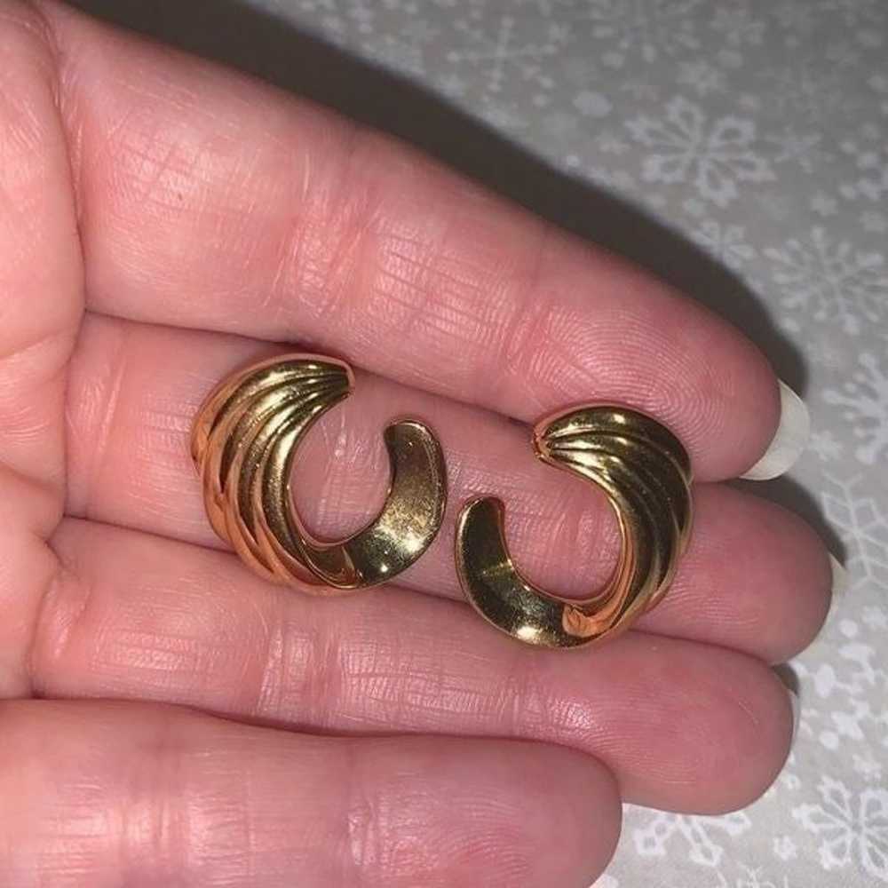 Vintage Crown Trifari Gold Pierced Hoop Earrings - image 9