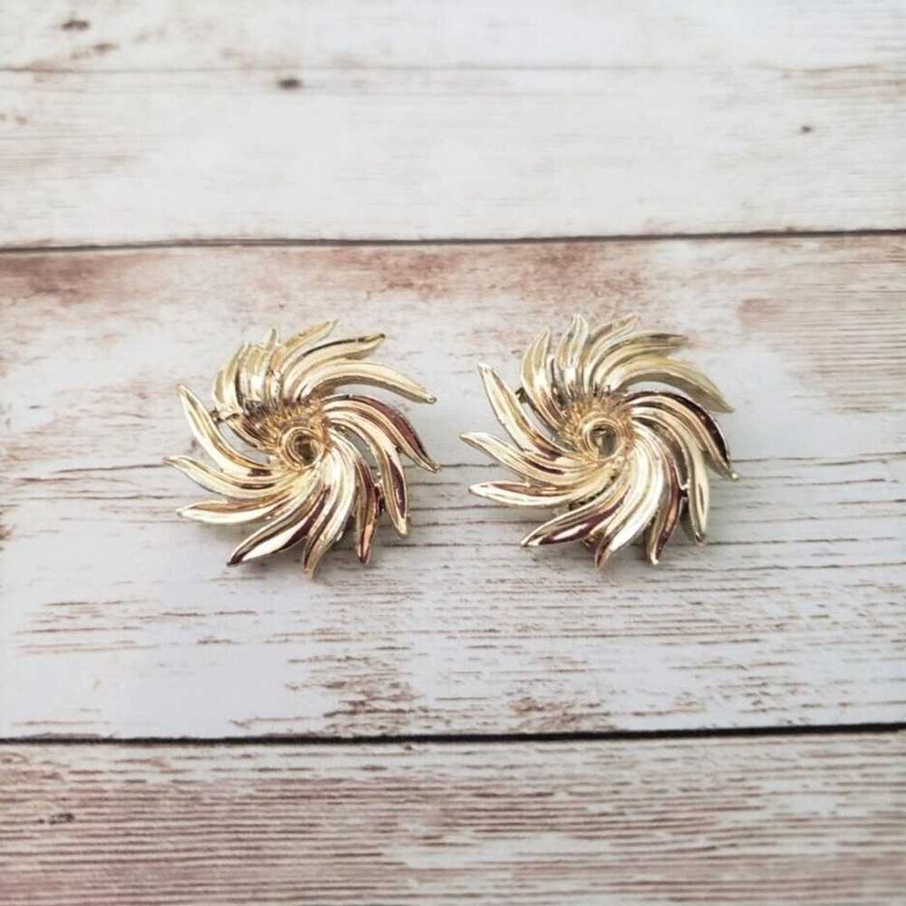 Vintage Lisner Clip On Earrings - Gold Tone Swirl… - image 1