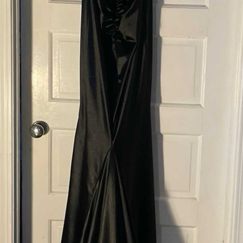 Formal black tie, red carpet ready black satin go… - image 5