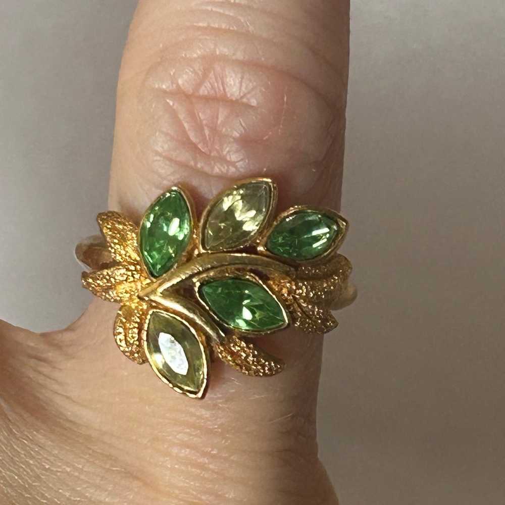 Vintage Avon Gold Tone Ring Leaf Lights Green Ura… - image 3