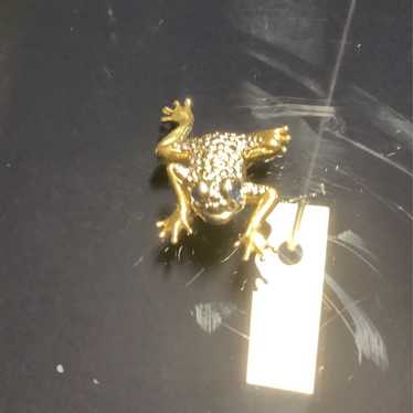 One frog brooch - image 1