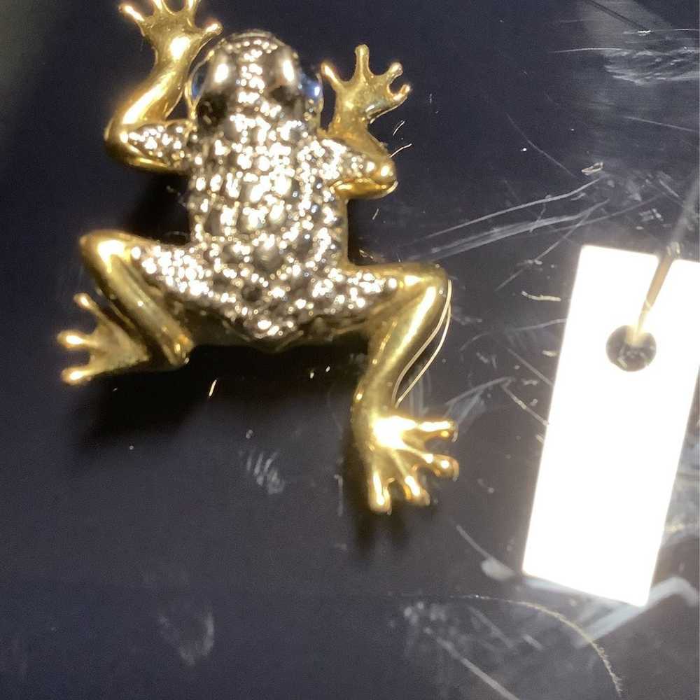 One frog brooch - image 3