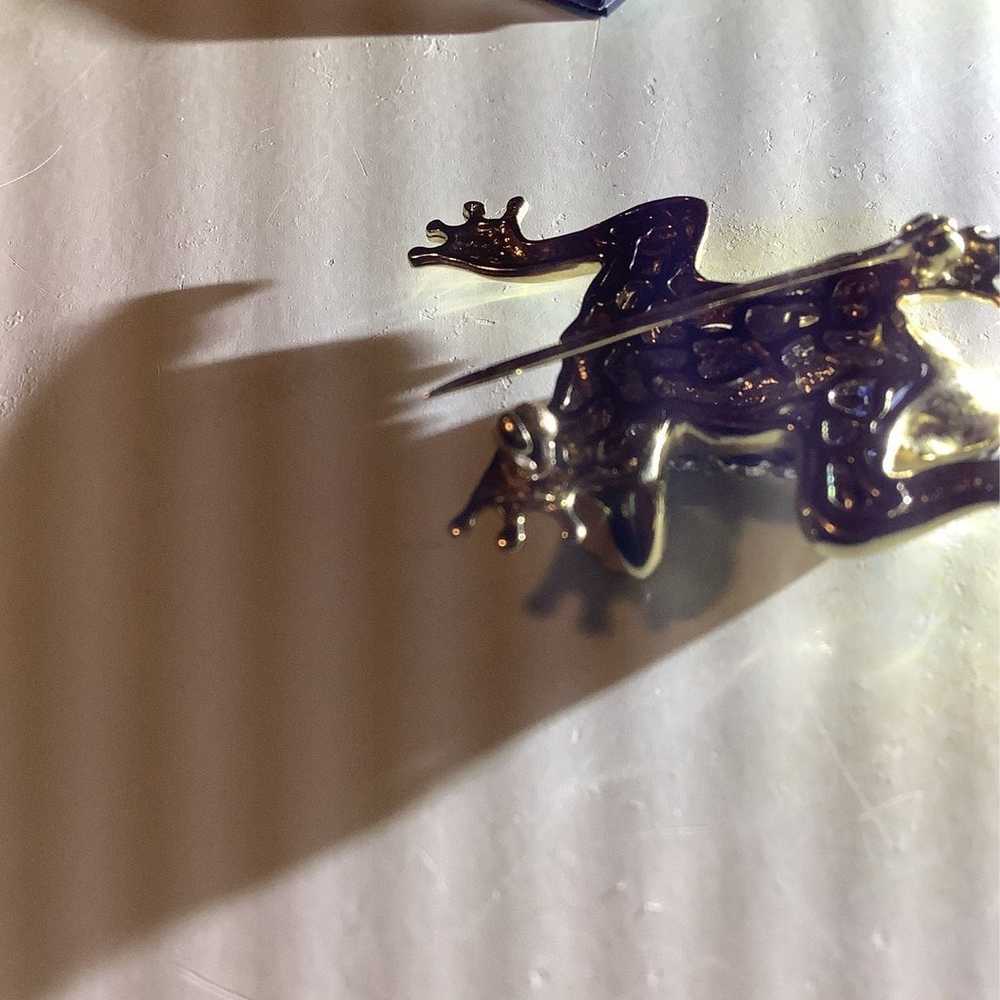 One frog brooch - image 9