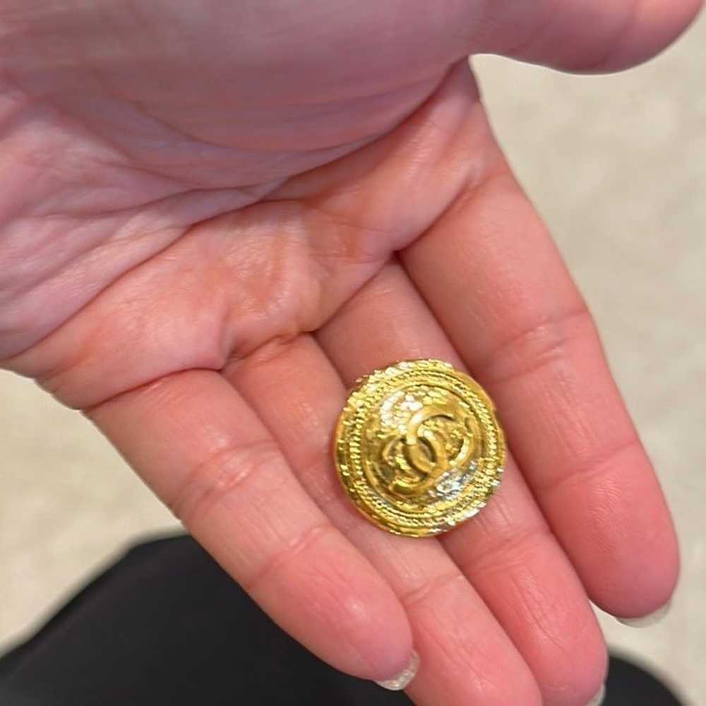 Vintage round CC gold clip on earrings - image 7