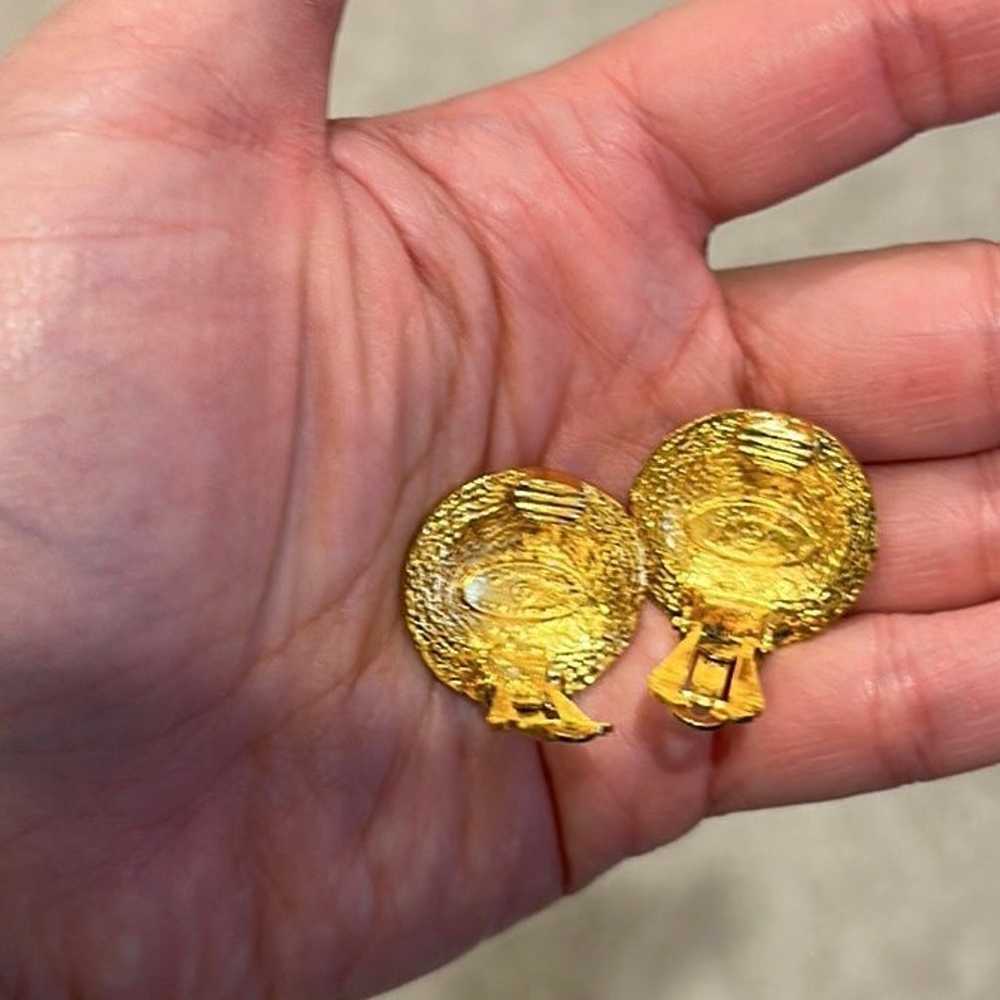 Vintage round CC gold clip on earrings - image 9