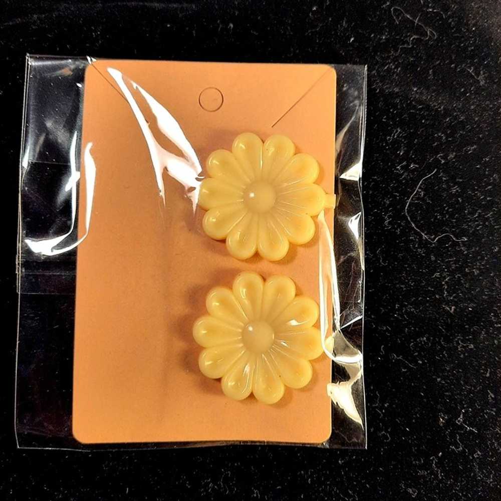 Vintage Barrette Large Yellow Daisies 1970s NEW B… - image 1