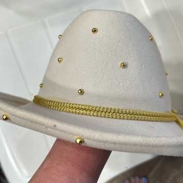 Vintage Arlop white hat with gold studs size 7.5 - image 1