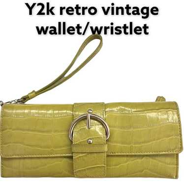 VERY Y2K 90s retro vintage green wallet wristlet