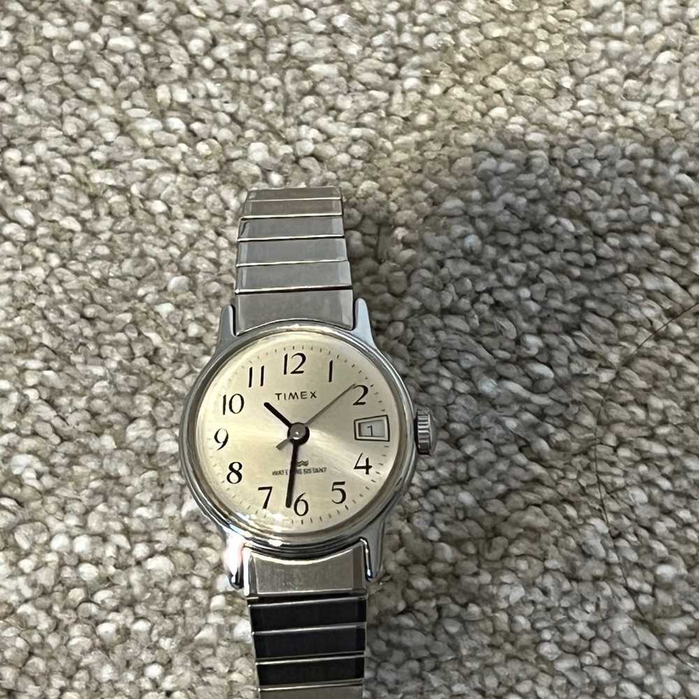 Vintage Timex women's wind-up watch - image 1