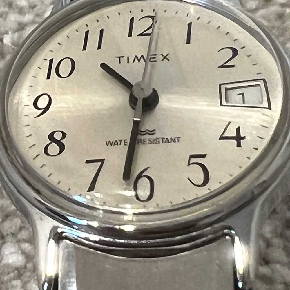 Vintage Timex women's wind-up watch - image 2