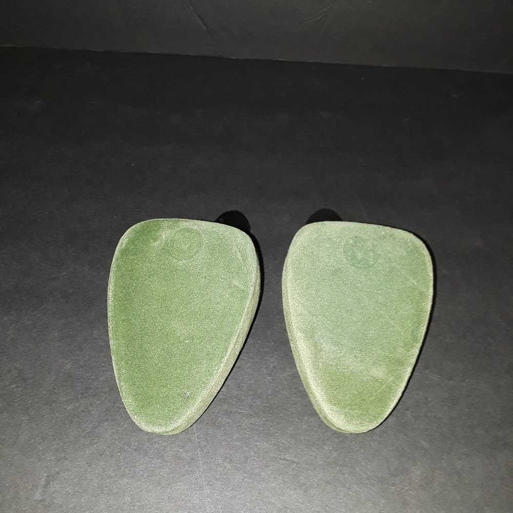 VTG. PAIR OF GREEN VELVET LADIES  SHOE TREE & HOR… - image 4