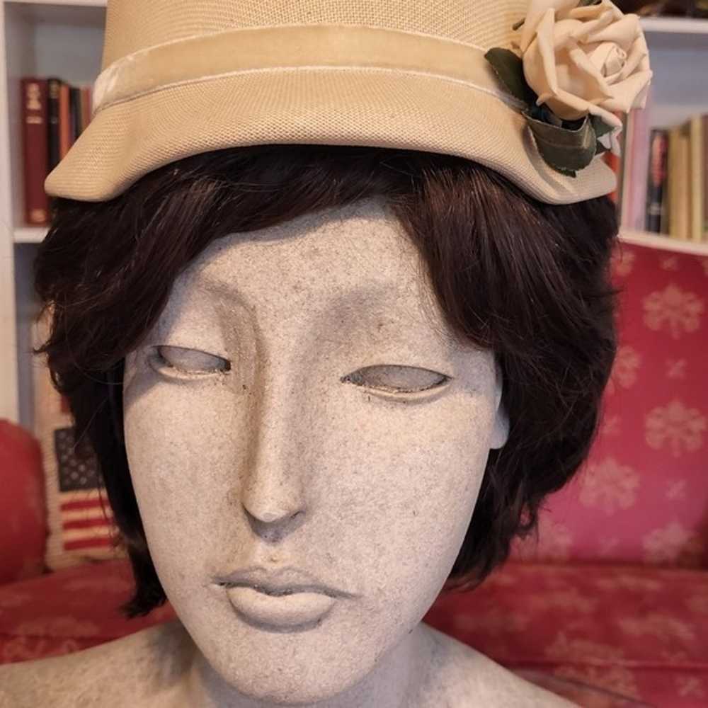 Nice elegant vintage  white flowered cloche hat - image 2