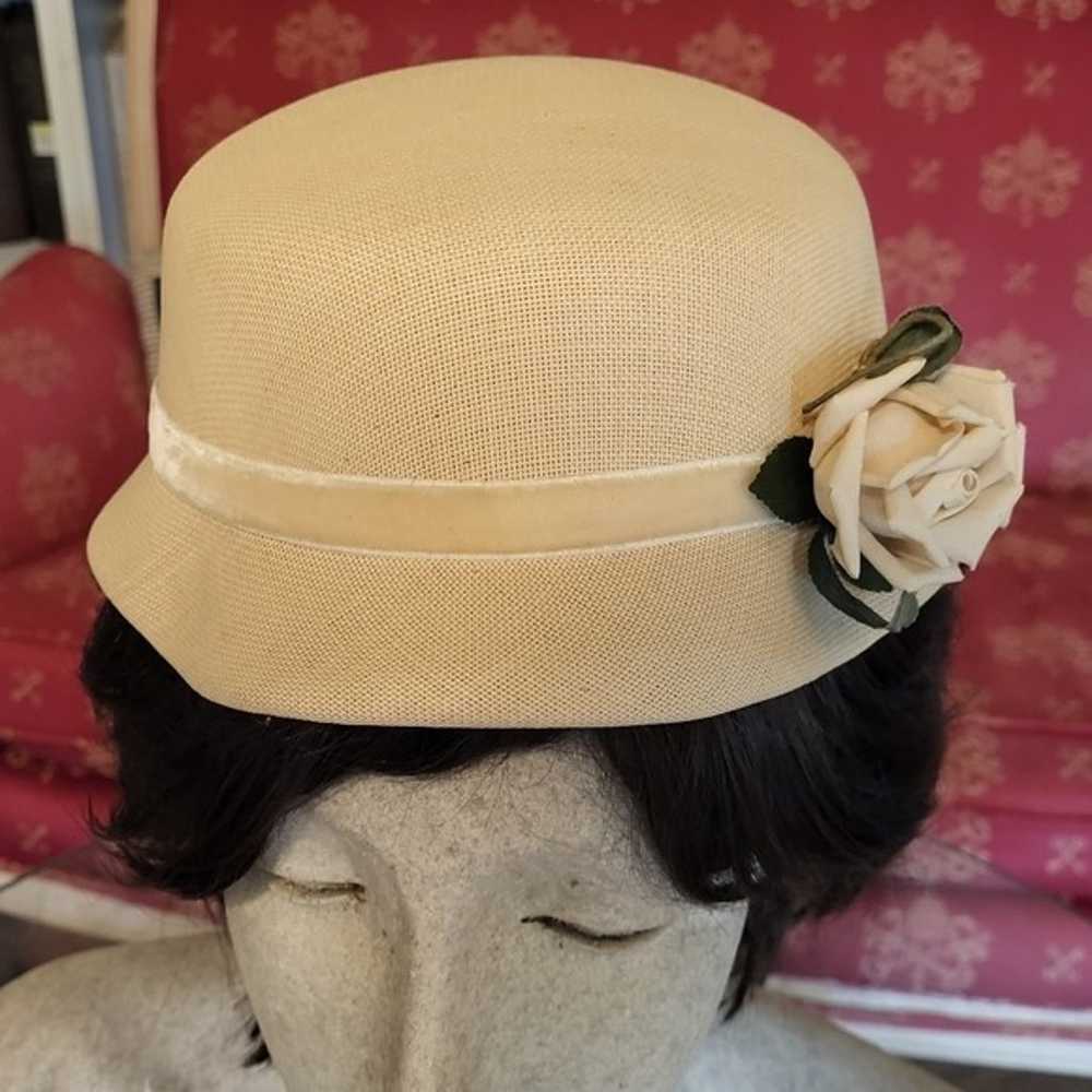 Nice elegant vintage  white flowered cloche hat - image 7