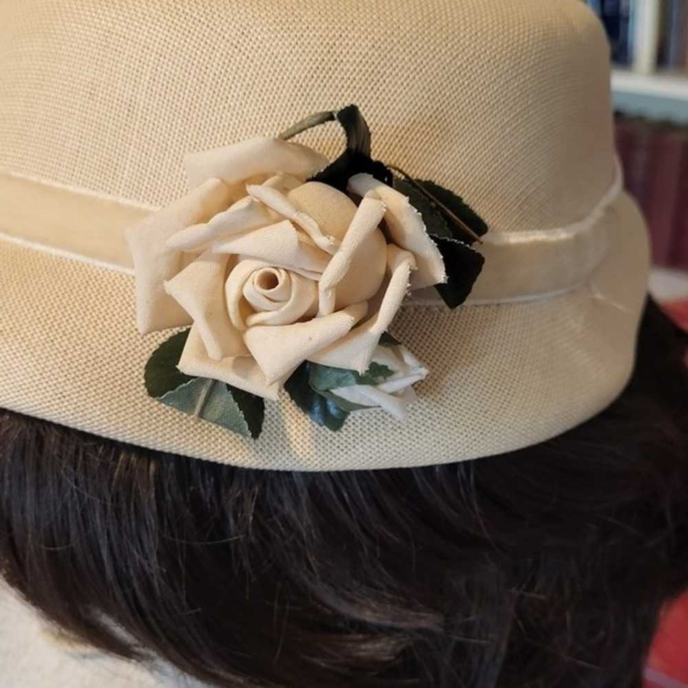 Nice elegant vintage  white flowered cloche hat - image 8