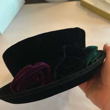 Vintage black velvet hat with 3 velvet roses Plaz… - image 1