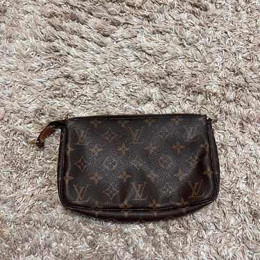 Louis Vuitton shoulder bag without shoulder strap.