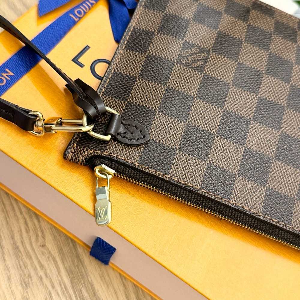 LOUIS VUITTON Neverfull Damier Ebene Pochette Wri… - image 9