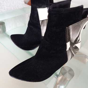 Black and white pointed toe boots - image 1