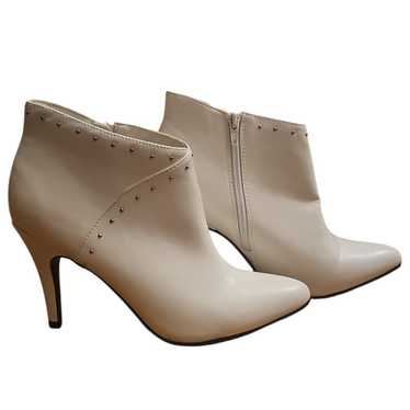 Rouge Helium White Ankle Boots