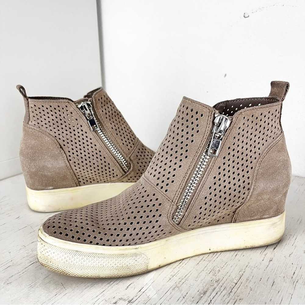 Steve Madden Wedgie sneaker tan suede ankle boot … - image 5