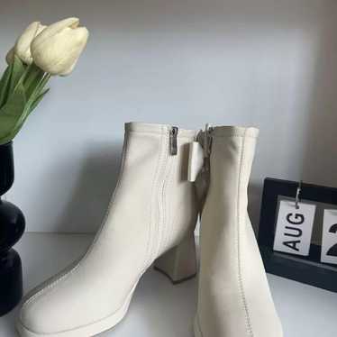 White booties with a ribbon. - image 1